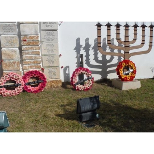 תמונות טקס יום הזיכרון לנופלים בקרית החינוך ע