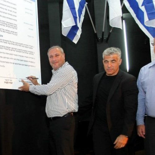 טקס חתימת הסכם הגג בקריית ביאליק